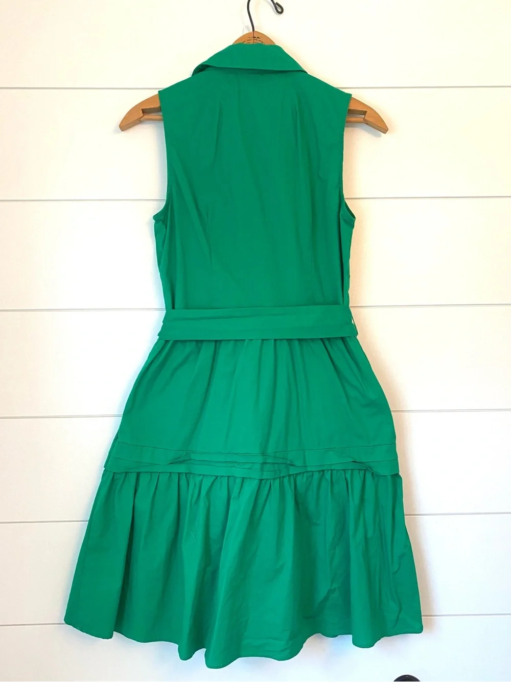 Maggy London Sleeveless Collared Midi Dress in Emerald (size 4)